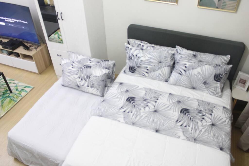 Huge A2J Executive Luxury 1Br Suite Near Abs Cbn, Gma マニラ市 エクステリア 写真
