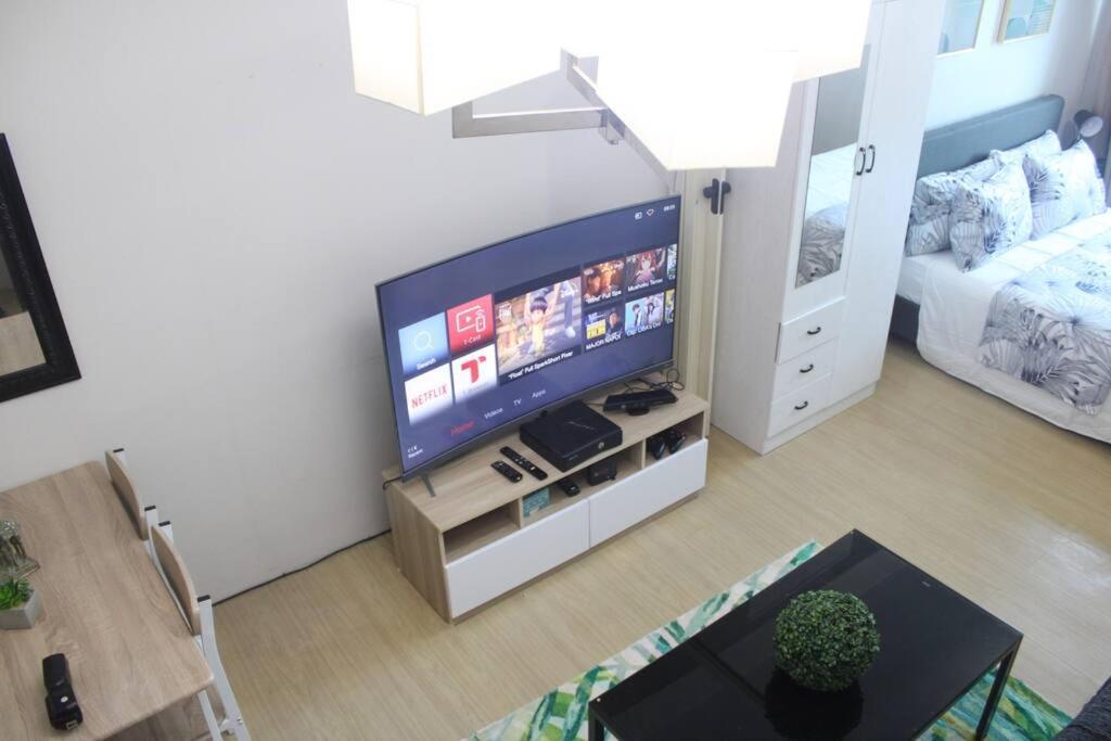 Huge A2J Executive Luxury 1Br Suite Near Abs Cbn, Gma マニラ市 エクステリア 写真